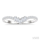 1/4 Ctw Baguette Cut Chevron Centerpiece Round Cut Diamond Wedding Band in 14K White Gold